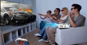 چند نفر در حال تماشا تلویزیون 3D با استفاده از عینک سه‌بعدی